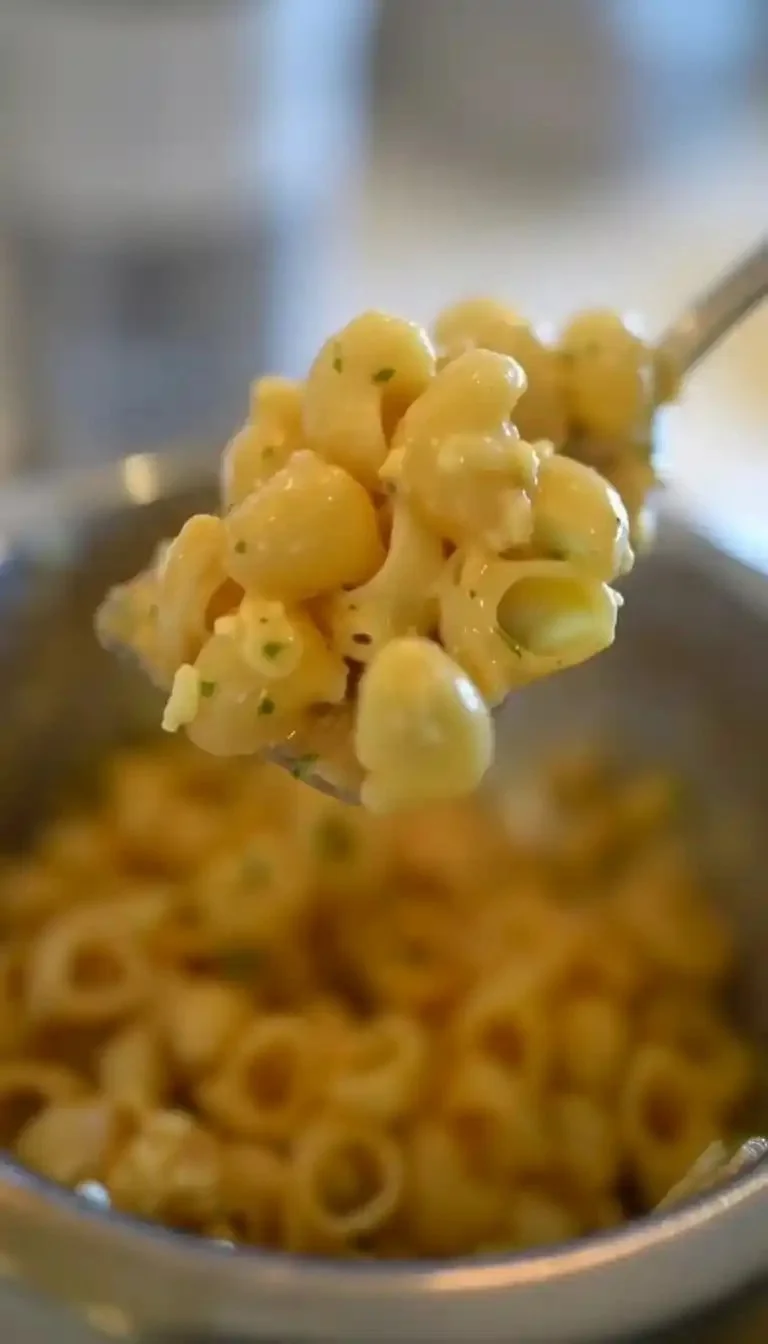 Delicious bowl of creamy macaroni and cheese topped with breadcrumbs