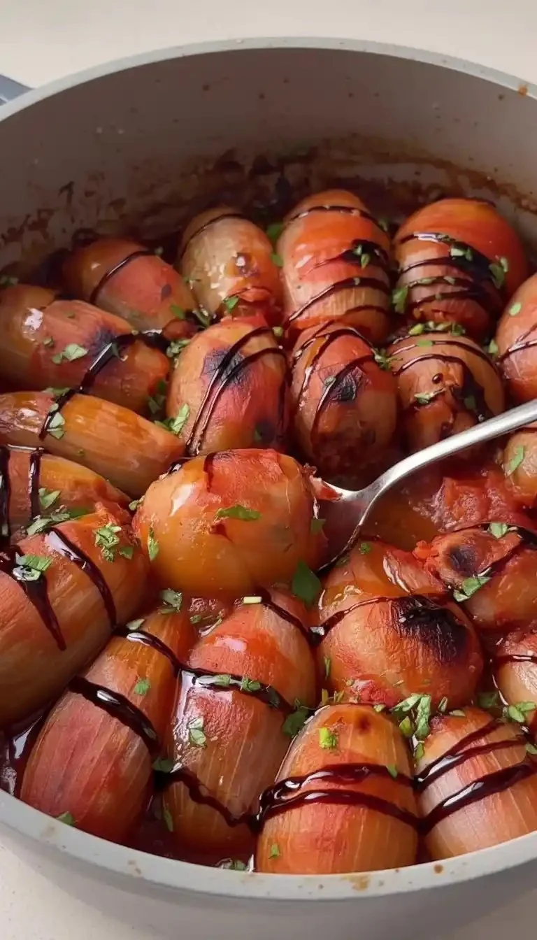 Plat d'oignons farcis garnis de viande et d'herbes fraîches