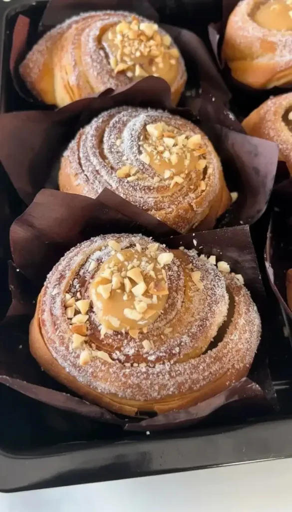 Roulés à la cannelle moelleux avec glaçage crémeux sur assiette
