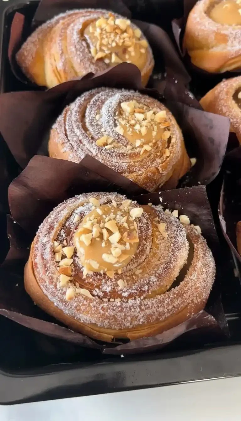 Roulés à la cannelle moelleux avec glaçage crémeux sur assiette