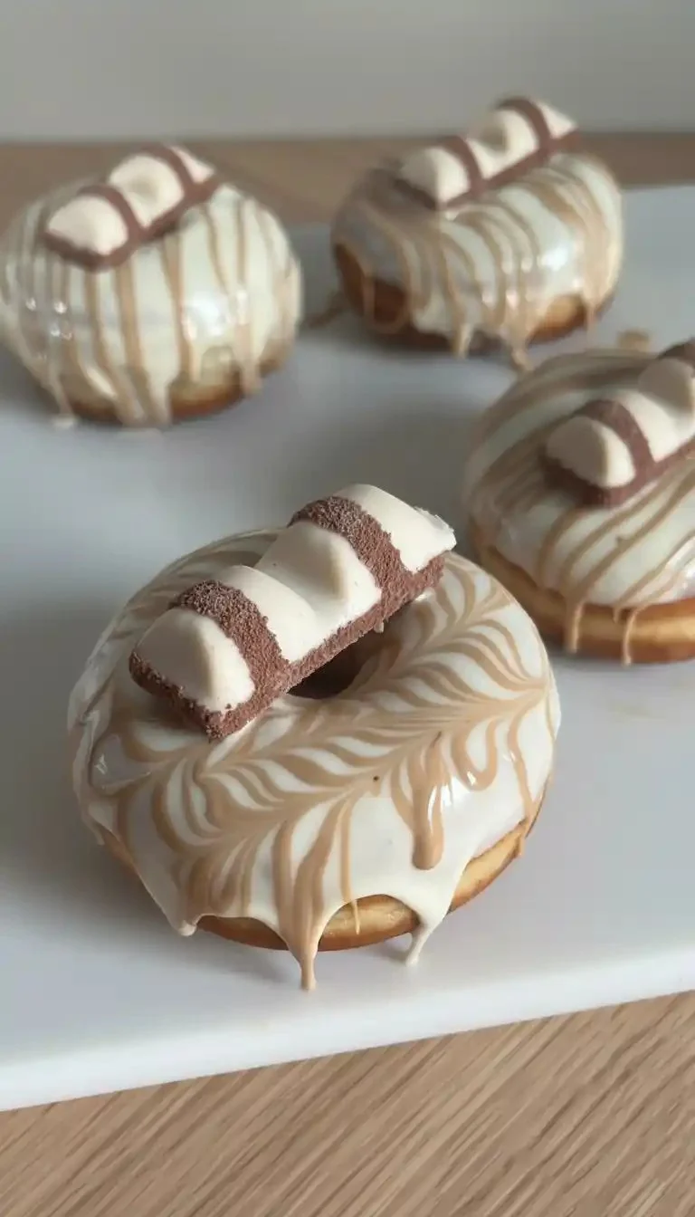 Sufganiyot Kinder Bueno Blanc: beignets garnis de délicieuse crème au chocolat blanc.